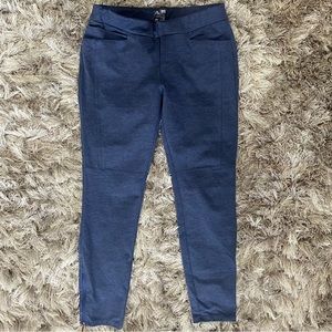 Adidas Women blue leggings pants with front and back pockets. Size M. Used.